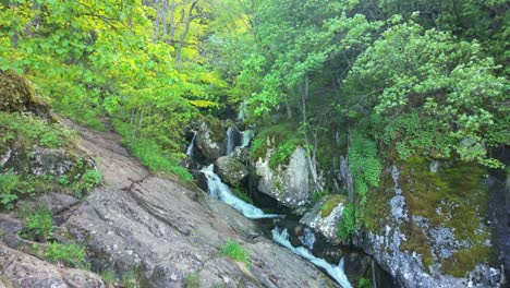 Schöner-Wasserfall-Im-Frühling