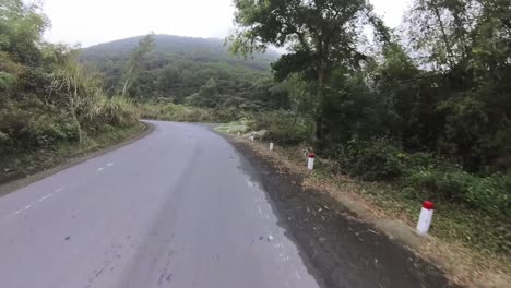 Un-Vídeo-Tomado-Por-La-Mañana-En-Una-Carretera-De-La-Isla-Con-Niebla-Y-Menos-Tráfico