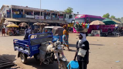 Mujer-Negra-Vendedor-Ambulante-Ganga-En-Una-Estación-De-Autobuses,-En-El-Norte-De-Ghana