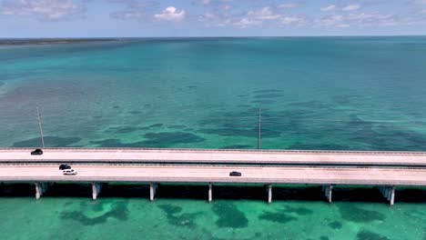 Luftaufnahme-Von-Autos-Entlang-Der-Seven-Mile-Bridge-In-Den-Florida-Keys