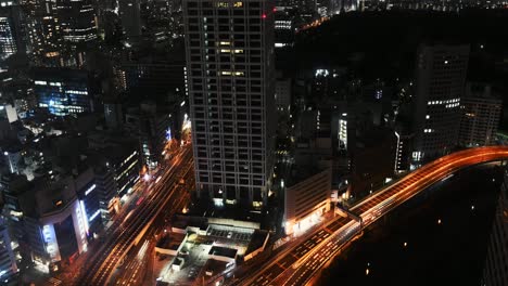 Atemberaubender-Zeitraffer-Mit-Blick-Auf-Den-Verkehr-In-Der-Innenstadt-Von-Tokio-Im-Abendlicht