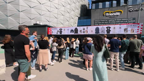 Fans-Stehen-Schlange,-Um-Offizielle-Taylor-Swift-Eras-Tour-Merchandise-Artikel-Vor-Ihrem-Konzert-In-Der-Friends-Arena-In-Stockholm,-Schweden-Zu-Kaufen