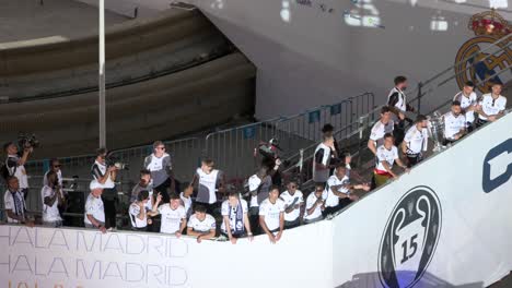 El-Equipo-Y-Los-Jugadores-Del-Real-Madrid-Celebran-Con-Miles-De-Aficionados-Reunidos-En-La-Plaza-Cibeles-Su-15º-Trofeo-De-La-Liga-De-Campeones-De-La-UEFA-Durante-El-Desfile-Por-El-Título-Del-Real-Madrid-En-España.