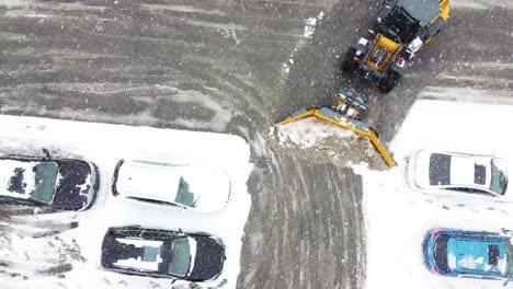 Quitanieves-Limpiando-Nieve-Fangosa-Del-Estacionamiento