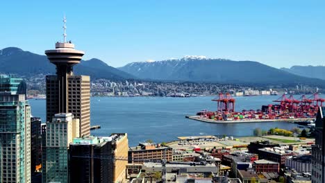 Vista-épica-De-Vancouver-Y-Las-Montañas-De-La-Costa-Norte-Desde-El-Mirador-Del-Centro-Del-Puerto-Mientras-Un-Helicóptero-Aterriza-En-El-Puerto-En-Un-Día-Soleado-De-Verano.