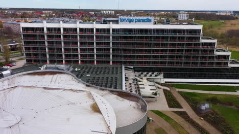 Das-4-Sterne-Spa-Hotel-Tervise-Paradiis-Ist-Pärnu-Mit-Blauem-Logo,-Luftaufnahme