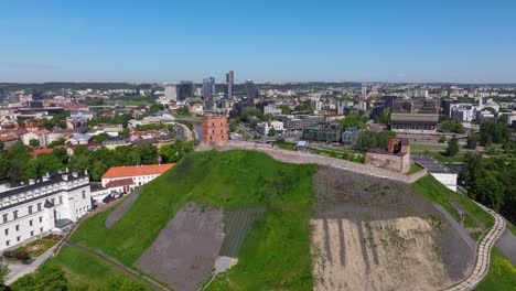 Hermoso-Drone-Delantero-Disparado-Sobre-La-Torre-Gediminas,-Vilnius,-Lituania.