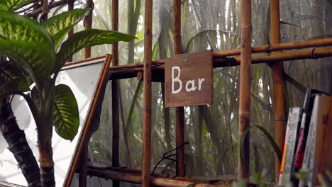 Las-Gotas-De-Lluvia-Trazan-Patrones-Fugaces-En-La-Ventana-De-Un-Bar-Cálido-Y-Acogedor.