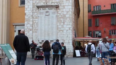 Menschen-Auf-Dem-Stadtplatz-In-Vieille-Ville,-Nizza-In-Frankreich,-Statische-Aufnahme