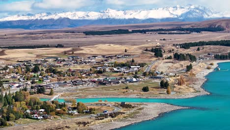 Asentamiento-Del-Lago-Tekapo-Y-Destino-Turístico,-Increíble-Fondo-Montañoso