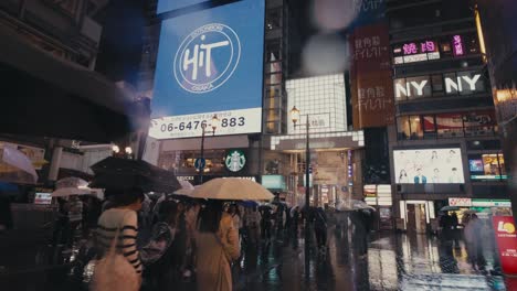 Regen-Fällt-Nachts-In-Dotonbori,-Osaka,-Japan