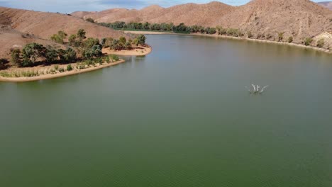 Imágenes-Aéreas-De-Drones-Del-Depósito-De-Agua-De-La-Presa-De-Aroona-Cerca-De-Leigh-Creek-En-El-Interior-De-Australia-Del-Sur