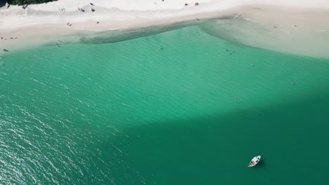 Türkisfarbenes-Wasser-Auf-Der-Insel-Campeche-In-Florianópolis,-Brasilien