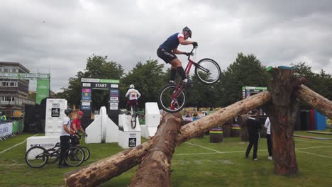 Un-Ciclista-Preparándose-Para-El-Evento-Principal-En-BMX-Youth-Trails-En-Glasgow