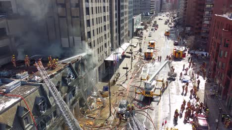 Feuerwehrleute-Löschen-Brand-In-Leerstehendem-Dreistöckigen-Wohngebäude