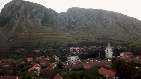 Iglesia-Icónica-En-El-Pueblo-De-Torocko,-Rimetea,-Rumania