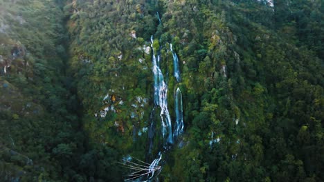 Luftaufnahme-Des-Wasserfalls-Im-Mittleren-Wald-In-Nepal