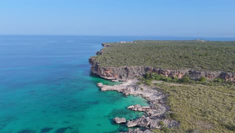 Blauer-Himmel,-Türkisfarbenes-Karibisches-Meer-Und-Grüne-Insel