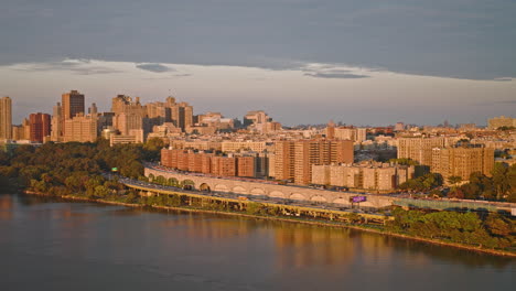 NYC-New-York-Luftaufnahme-Eines-V250-Drohnenüberflugs-über-Den-Hudson-River,-Der-Die-Stadtlandschaft-Von-Washington-Heights-In-Upper-Manhattan-Und-Den-Verkehr-Auf-Dem-Riverside-Drive-Bei-Sonnenuntergang-Einfängt-–-Aufgenommen-Mit-Inspire-3-8k-–-September-2023