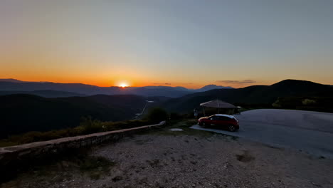 Vista-Aérea-Del-Horizonte-Del-Atardecer-Desde-El-Estacionamiento-Romántica-Escena-Dorada-Montaña