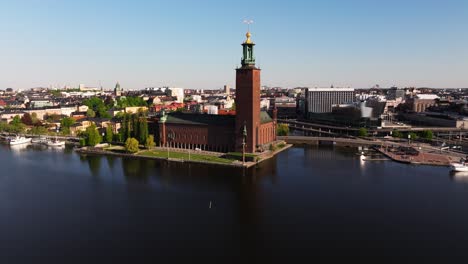 Stockholmer-Rathaus---Wunderschöne-Filmische-Drohnenaufnahme