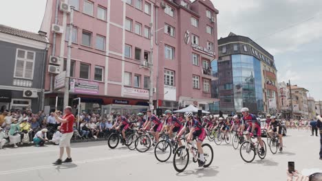 Grupo-De-Ciclistas-Viajan-En-El-Desfile-Del-Festival-De-La-Rosa-Búlgara