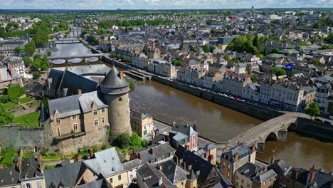 Ciudad-De-Laval-Con-Castillo-Y-Río,-Francia