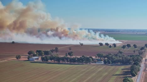 Rauch-Von-Einem-Kontrollierten-Brand-Auf-Einer-Farm-Von-Oben-Gesehen