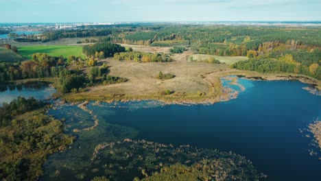 Lago-Tranquilo-Y-Vibrante-Bosque-Otoñal-Imágenes-Aéreas-De-Drones---Polska-Warmia-I-Mazury