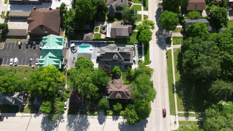 Barrio-De-Dearborn,-Michigan,-Con-Vídeo-De-Drones-Inclinándose-Hacia-Arriba