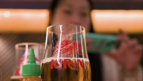 Un-Vaso-De-Cerveza-De-La-Marca-De-Cerveza-Japonesa-Cervecería-Kirin,-Kirin,-La-Compañía-Se-Ve-En-Un-Restaurante