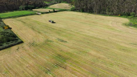 Vista-Aérea-De-Un-Tractor-Trabajando-En-El-Campo---Disparo-De-Drones