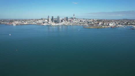 Panorama-Del-Puerto-De-La-Isla-Norte,-Centro-De-La-Ciudad-Frente-Al-Mar-En-Nueva-Zelanda