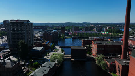 Drone-shot-in-front-of-the-Tammerkoski-river,-summer-day-in-Tampere,-Finland