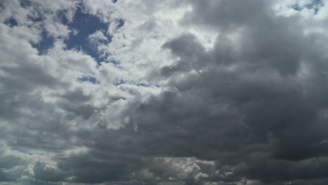 Nubes-Cumulonimbus-Que-Evolucionan-A-Medida-Que-Barren-El-Cielo-Con-Partes-Inferiores-Grises-Tormentosas