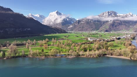 Filmische-Aufnahme-Der-Seerenbachfälle-In-Amden,-Schneebedeckte-Berge-Im-Hintergrund,-Schweiz