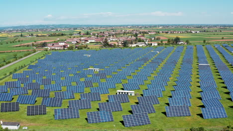 Amplia-Granja-De-Paneles-Solares-En-Una-Zona-Rural-En-Un-Día-Soleado.