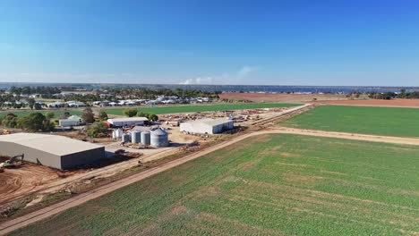 Landwirtschaftliche-Gebäude-Silos-Und-Landwirtschaftliche-Geräte-Und-Ein-Abladebereich-Für-Alte-Geräte