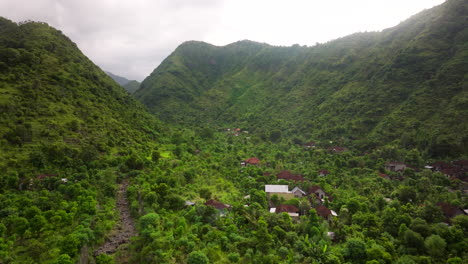 Amed-Dorf-Zwischen-Bergen-Im-Tropischen-Dschungel,-Bali-In-Indonesien