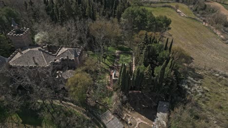 Toma-Aérea-Del-Castillo-De-Perafita-En-Cataluña,-España,-De-Derecha-A-Izquierda.