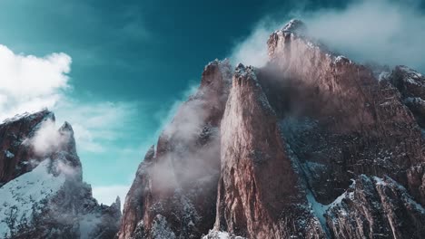 Drohnenflug-über-Die-Majestätischen-Berggipfel-Der-Dolomiten,-Italien