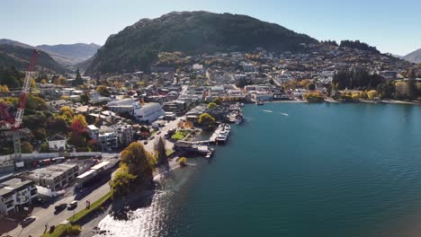 Puerto-Y-Paseo-Junto-Al-Lago-Wakatipu,-Queenstown