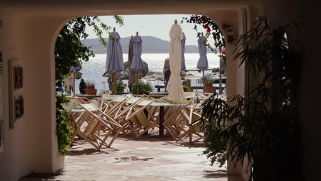 Terrasse-Am-Meer-In-Sardinien-Mit-Geschlossenen-Sonnenschirmen-Und-Meerblick