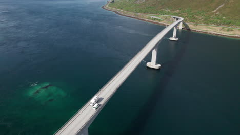 Landschafts--Und-Luftaufnahmen-Der-Gimsoystraumen-Brücke-Auf-Den-Lofoten