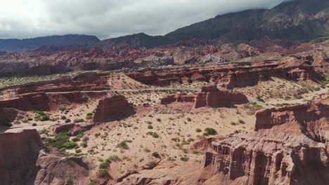 Atemberaubende-Luftaufnahme-Der-Quebrada-De-Las-Conchas-In-Cafayate,-Salta-Mit-Lebendigen-Felsformationen