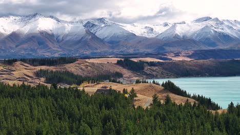 Fresh-snow-on-high-mountain-peaks-of-Southern-Alps,-Lake-Pukaki,-New-Zealand