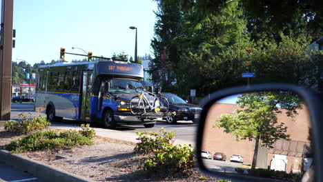 Bewegung-Des-Verkehrsflusses-Auf-Der-Straße-Und-Im-Rückspiegel-Eines-Autos,-Das-Zum-Parken-In-Coquitlam,-BC,-Kanada-Vorbeifährt,-Mit-4K-Auflösung