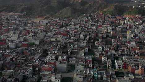 Hay-Muchas-Colinas-Alrededor-Y-También-Se-Ven-Casas-Residenciales.