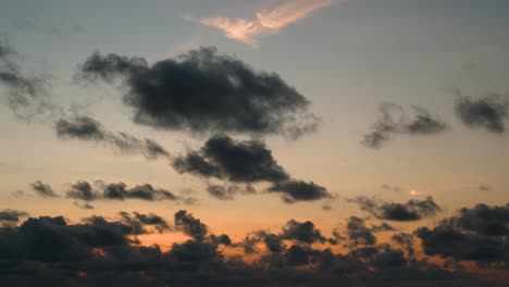 Wolkenlandschaft-Während-Des-Sonnenuntergangs-Zieht-Vorbei,-Wunderschöne-Wolken-Ziehen-Während-Des-Zeitraffers-Des-Sonnenuntergangs-Vorbei