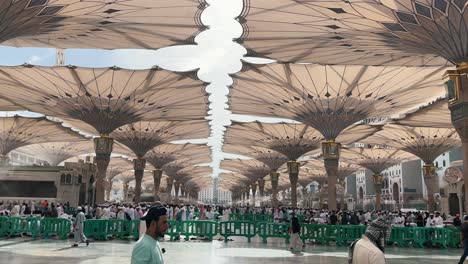 Ein-Blick-In-Die-Moschee-Des-Propheten,-Masjid-Al-Nabawi,-In-Medina,-Saudi-Arabien